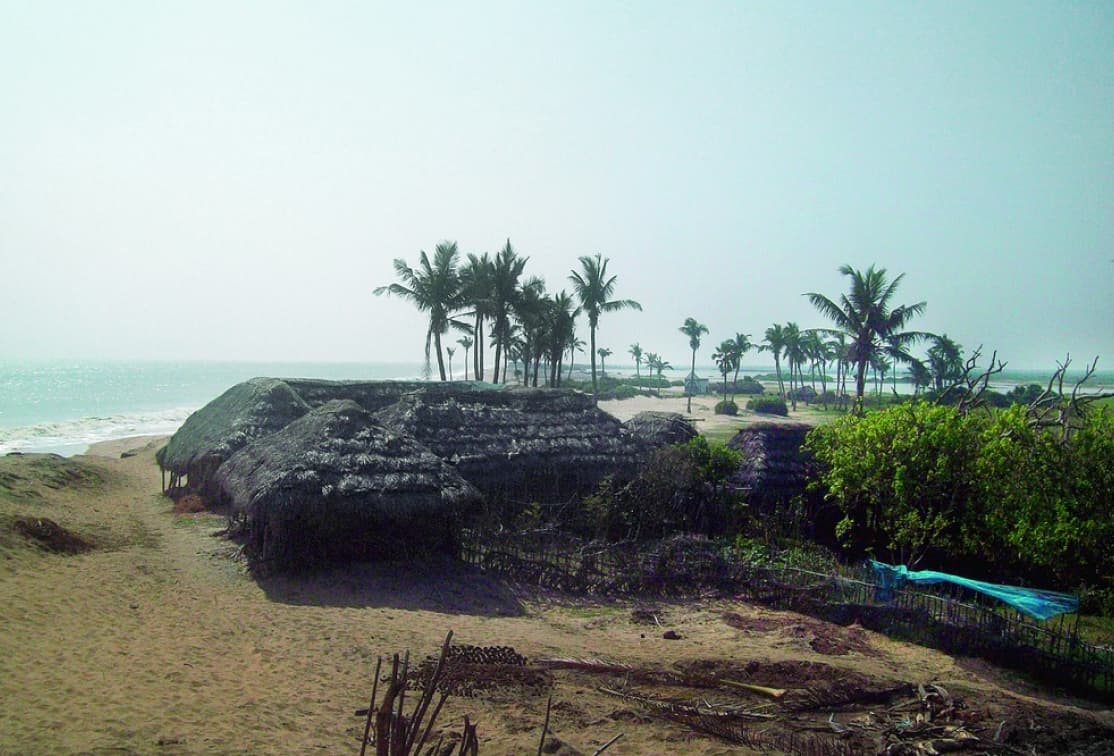 Temple and nearby settlements of Satabhaya in 2007. Source: Priya Ranjan Sahu